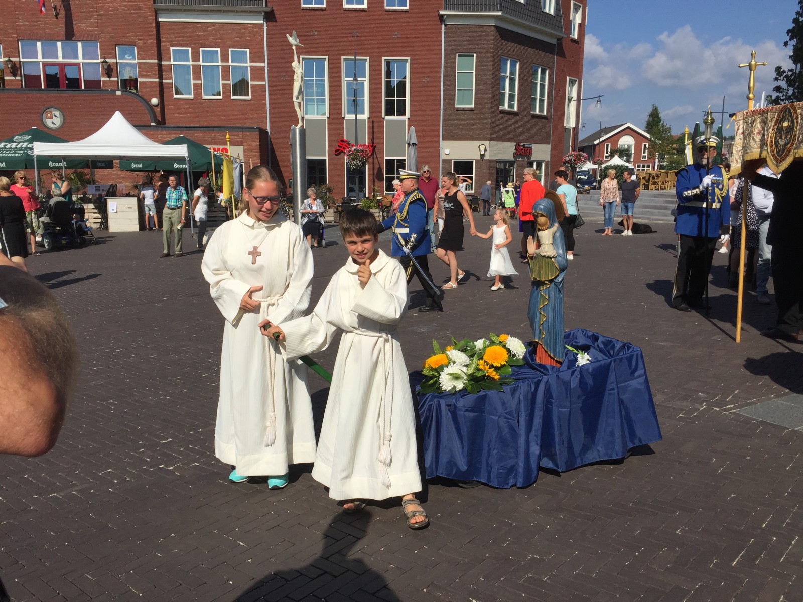 Video: Processie Duiven in ere gehouden