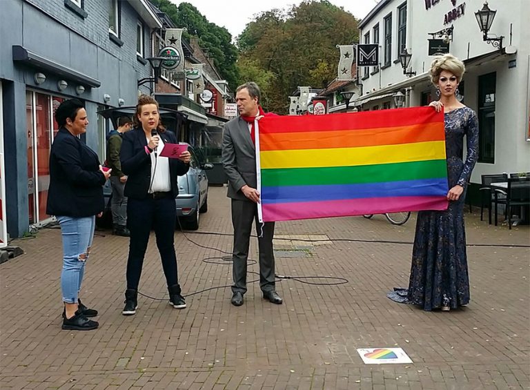 Onthulling eerste regenboogtegel van Nederland