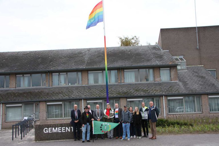 Onthulling regenboog op vlaggenmast in Duiven