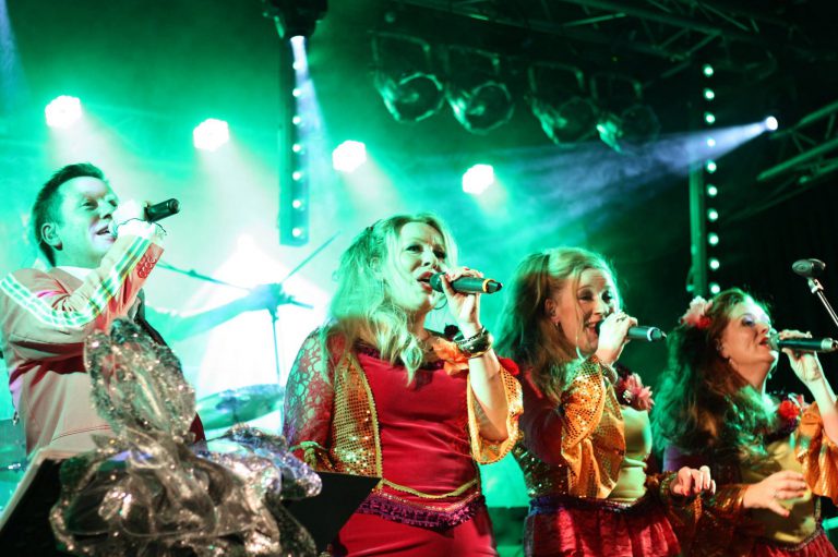 Retteketet Showband haalt Moulin Rouge naar Zevenaar