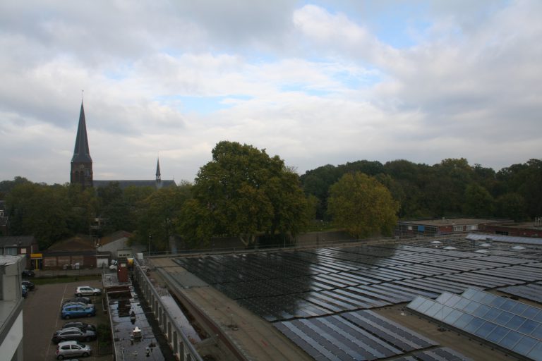 Zonnedak op HAL12 officieel geopend met eerste Liemerse energiecoöperatie