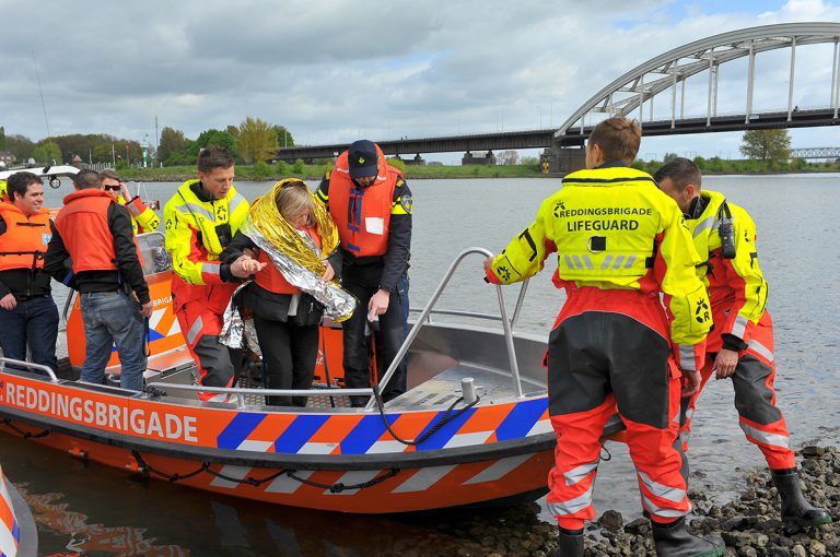 Reddingsbrigades oefenen op recreatieplas Rhederlaag