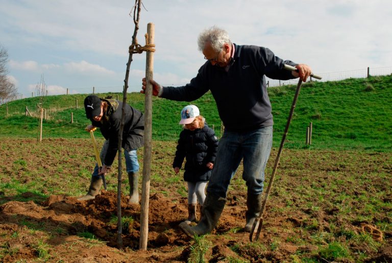 Bewoners Aerdt en Herwen planten bomen en struiken voor een mooier buitengebied