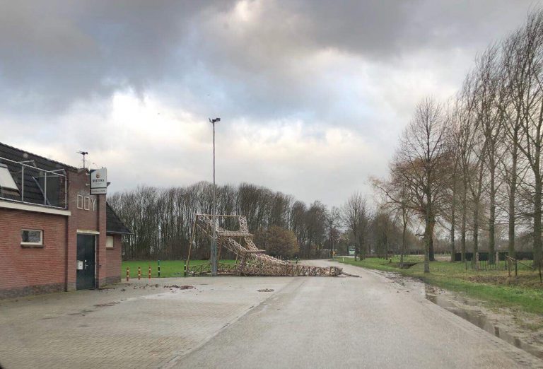 Eiffeltoren valt om door storm