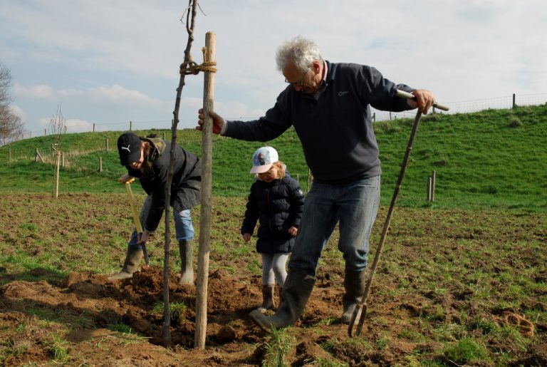 Bewoners Duiven planten bomen en struiken voor mooier buitengebied