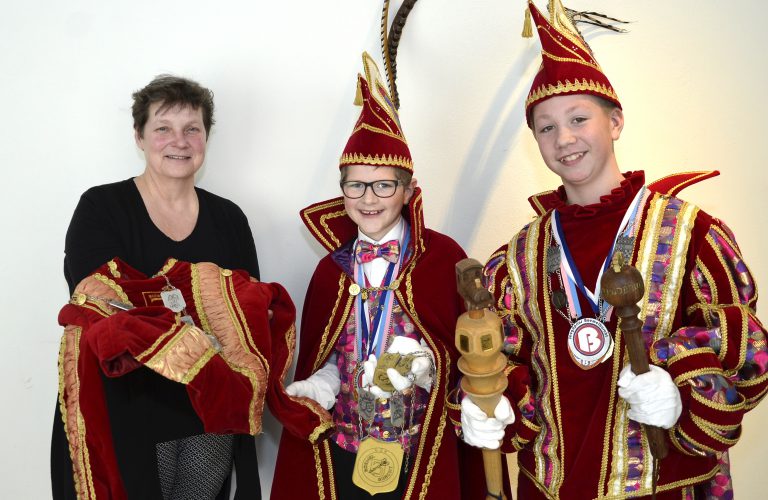 Boemelburcht schenkt carnavalsattributen aan Liemers Museum