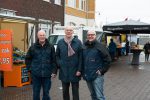 Wim Hagen, wethouder Ton Spaargaren en René van Brandenburg op markt-min