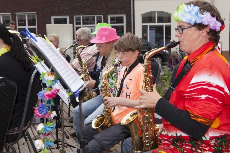 Muziek op het Remigiusplein door Liemers Harmonie Duiven