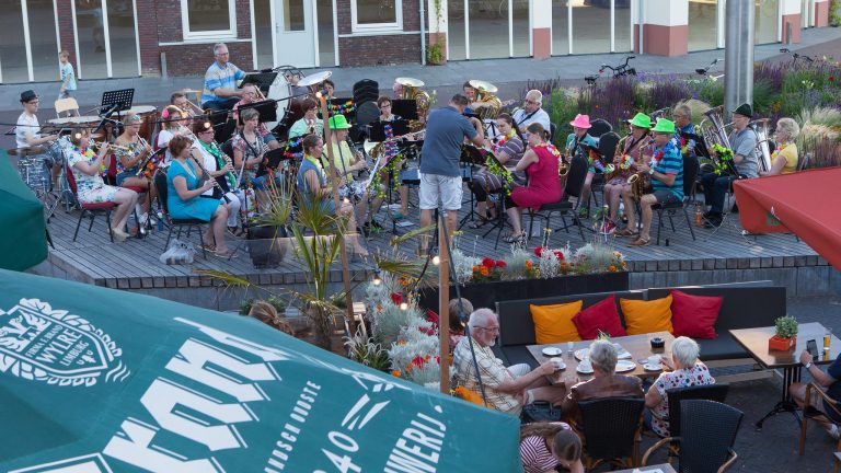 Volle terrassen bij Liemers Harmonie Duiven