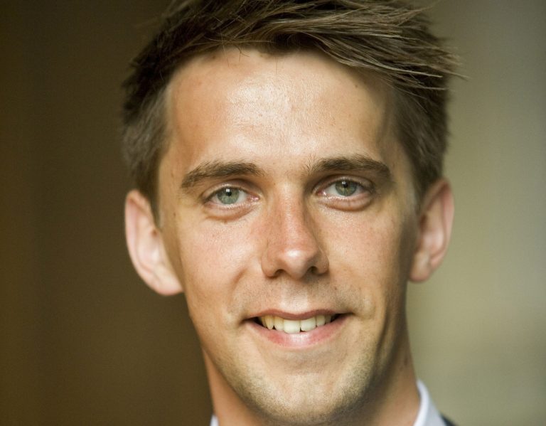 Geerten van de Wetering bespeelt het Walcker-orgel in de Grote of Martinikerk