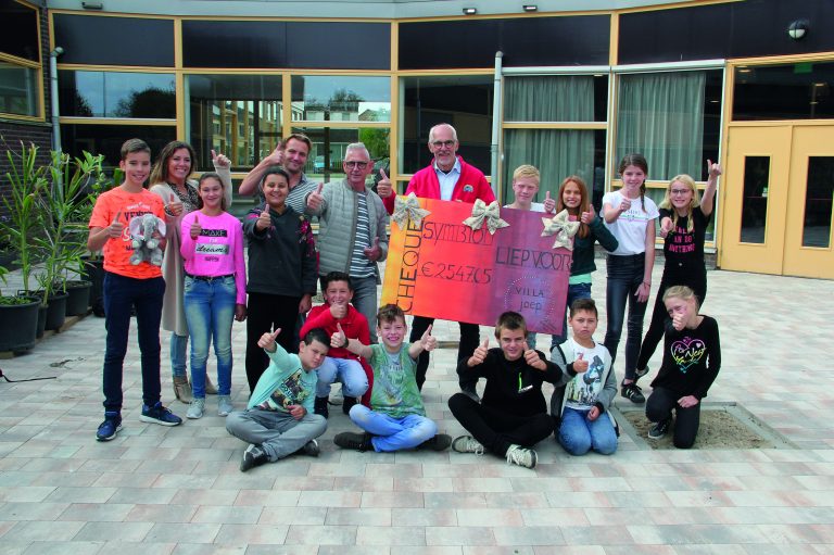 Symbion sluit ‘pestember’ af met cheque voor Villa Joep