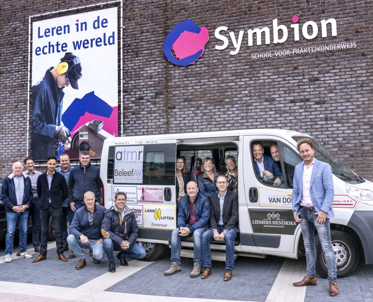 Symbion blij met opknapbeurt schoolbus