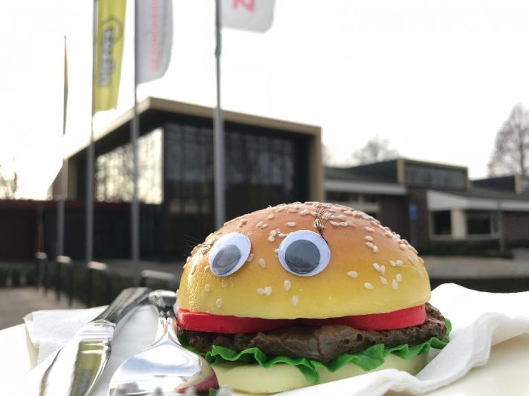 Boemelburgers eten met Carnaval