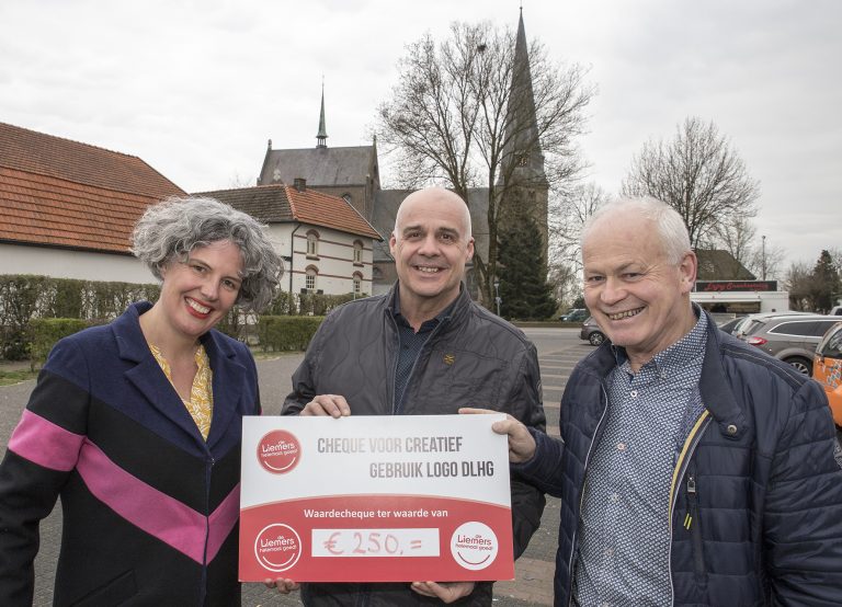 Brommers kieken levert een cheque van DLHG op