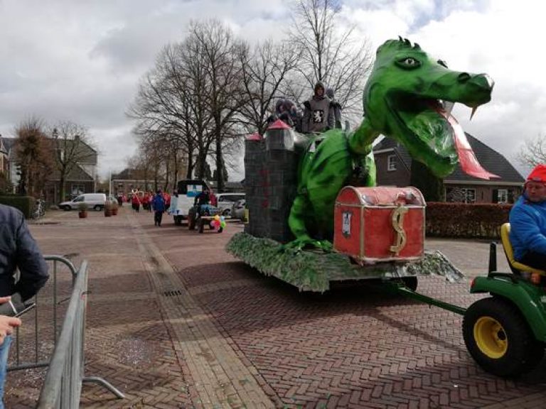 Oelewappers eerste in de optocht in Loo