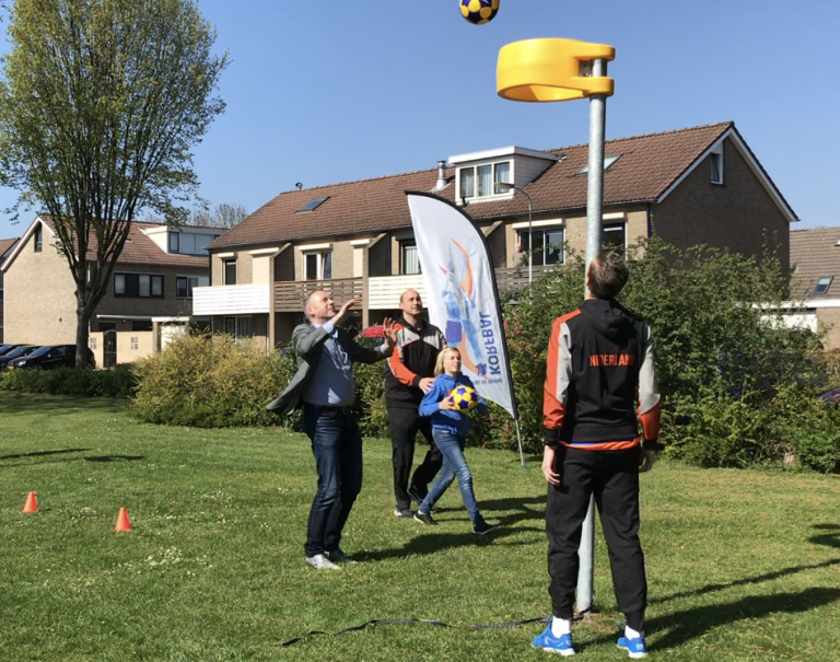 Eerste sportactiviteit bij nieuwe korfbalpalen