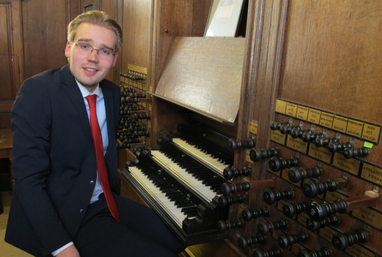 Adriaan Hoek bespeelt orgel in Doesburg