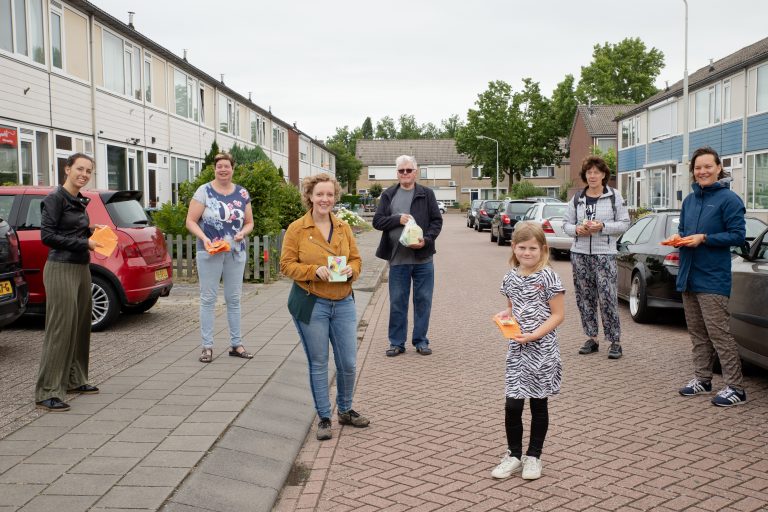 Buurtbewoners flyeren voor de Bloemenbuurt