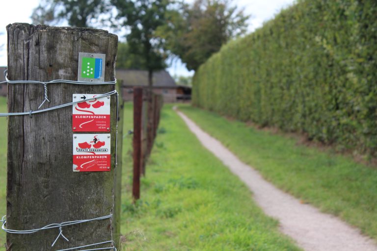 In Groessen wordt het Wintertijd-klompenpad gelopen