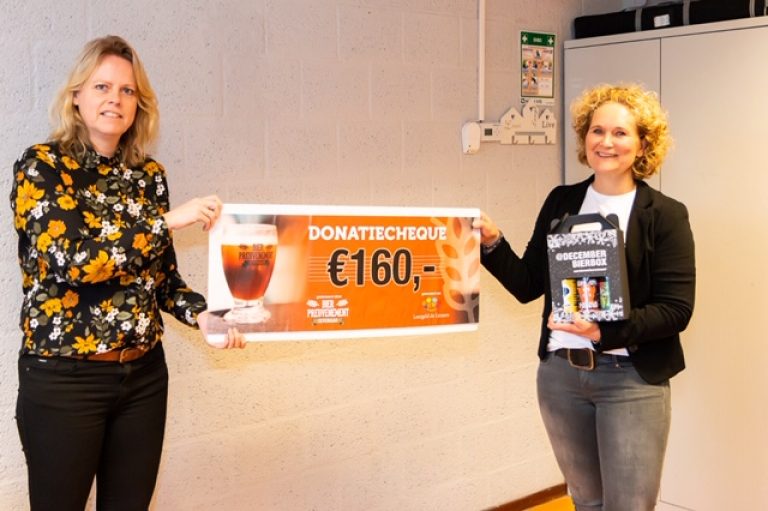 Cheque voor Stichting Leergeld de Liemers namens het Bierpreuvenement