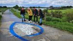 Het promoteam plaatste op diverse plekken in regio de Liemers het logo en de #kijkverderindeliemers