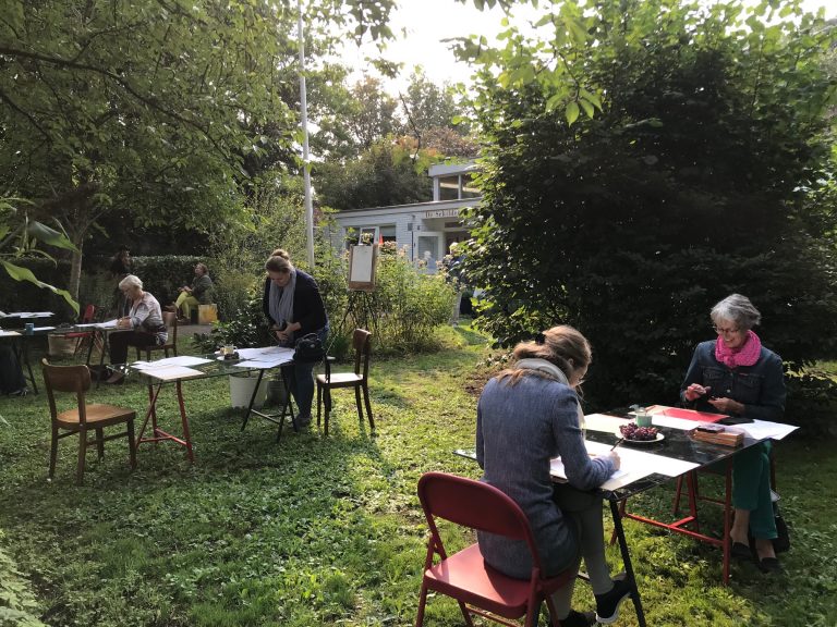 Heerlijk schilderen in de tuin van De Schilderschool