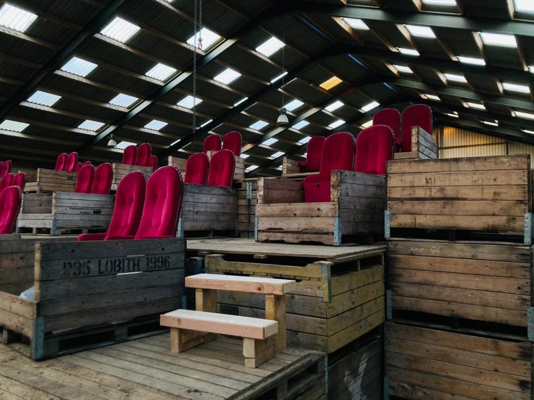 Theater in de rijbak van voormalig manege Landsmaat in Groessen