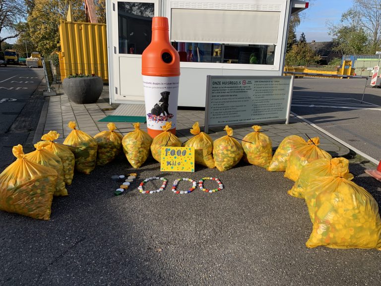 1000 kilo aan doppen opgehaald voor KNGF Geleidehonden