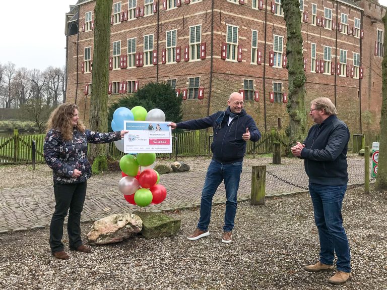 206 werknemers uit De Liemers fietsen samen rondje om de aarde