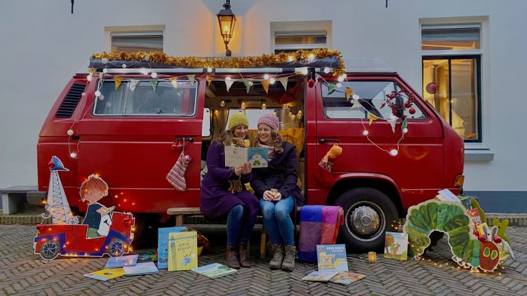 Busje nooit genoeg leest voor met Kerst