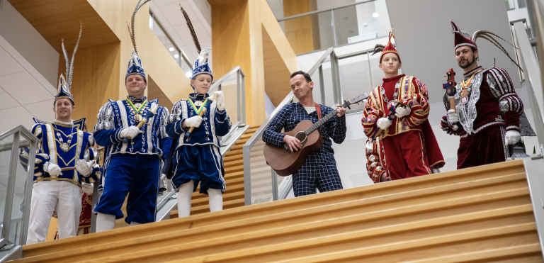 Burgemeester Lucien van Riswijk schittert in carnavalsfilm