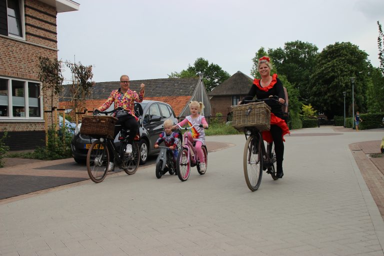 Carnavalsstoptocht nieuwe stijl, fietsen en feesten met het hele gezin