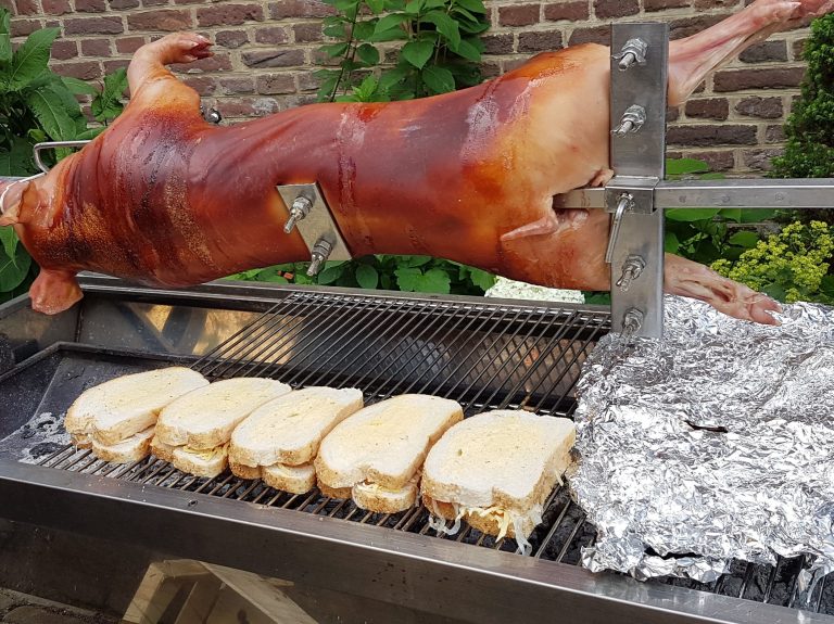 ‘Gaste kuier saam rond die Braaivleis plek’ van Eet-Lokaal