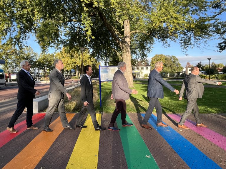 Zevenaars eerste regenboogzebrapad een feit