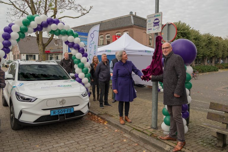 Haltebord haltetaxiRRReis in Groessen officieel onthuld!