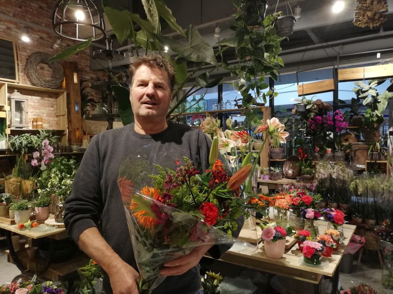 Jan Koenen zit sinds 1984 in de bloemen