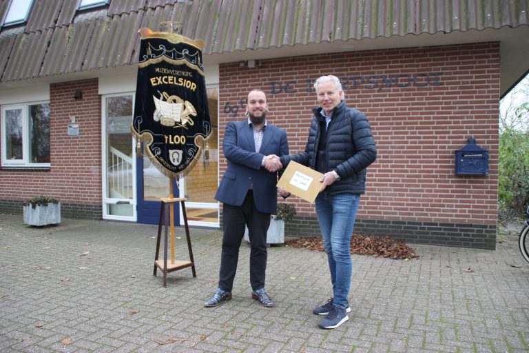 LOOmaten overhandigt riante cheque aan jubilerend Excelsior