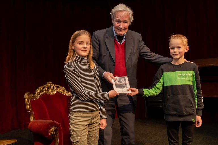 Jan Terlouw krijgt het eerste exemplaar van het kinderboek “Max en Wouter” uitgereikt