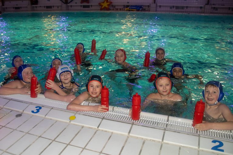 Doesburgse Waterpolo Vereniging (DWV) ontvangt Bidons