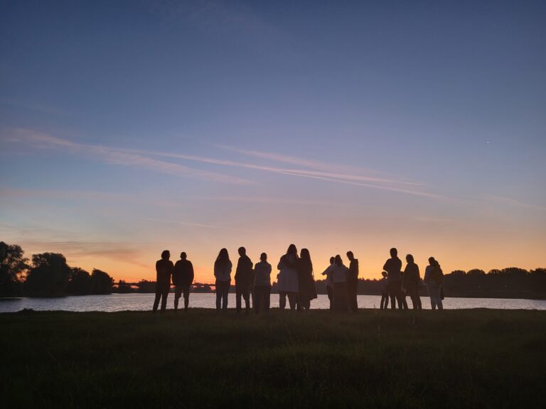 Samen wandelen en stil staan bij zelfmoord(preventie) tijdens Walk into the Light