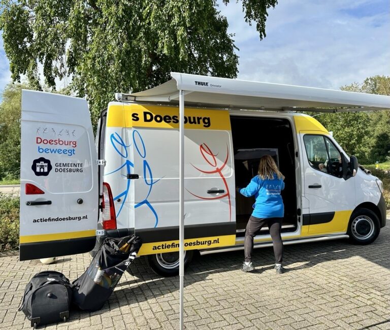 Doesburgse buurtsportcoaches gaan de wijk in met de Beweegbus